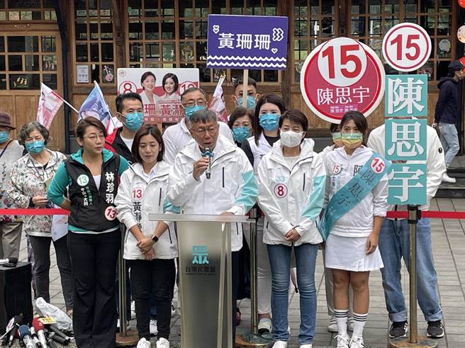 民眾黨主席柯文哲（中）今與無黨籍台北市長候選人黃珊珊（右二）以及民眾黨議員候選人們進行第二天「台北大車掃」，會後受訪。（陳薏云攝）