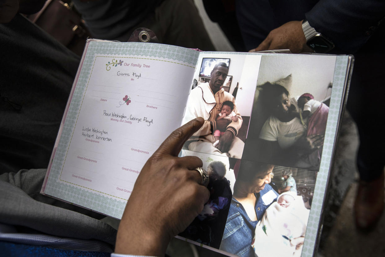 Una fotografía de George Floyd en un álbum de bebés que conmemora el nacimiento de su hija, Giana Floyd, en Minneapolis, el 2 de junio de 2020. (Victor J. Blue/The New York Times)