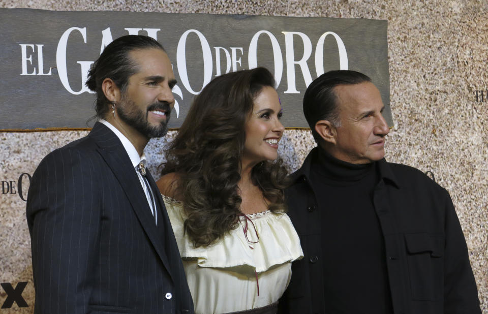 Los actores José Ron, izquierda, Lucero, centro, y Plutarco Haza posan en la alfombra roja de la serie de ViX "El gallo de oro" en la Ciudad de México el martes 17 de octubre de 2023. (Foto AP/Berenice Bautista)