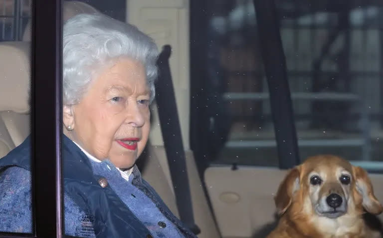 La reina Isabel II con uno de sus amados dorgis (cruza de dachshund y corgi)