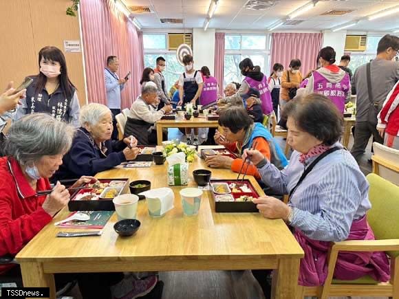 五育高中邀請社區老長輩分享照服科的幸福餐桌-吃好飯、呷百二。（圖：校方提供）