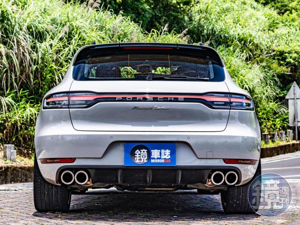 後尾翼造型亦是Macan Turbo車型所獨有，並標配Sport Design套件，保桿下緣亦採車身同色烤漆處理，加上同樣也是標配的雙邊四出跑車化排氣系統。