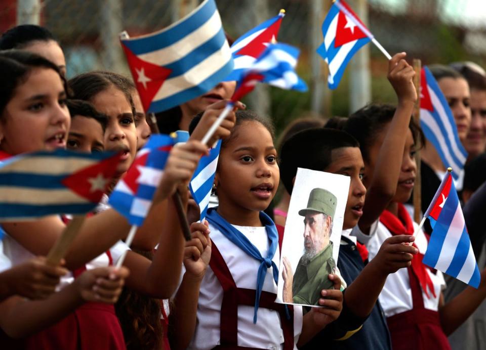 <p>Kubanische Kinder versammeln sich, um die Autokolonne zu sehen, die die Asche des verstorbenen kubanischen Staatspräsidenten Fidel Castro transportiert. Die Urne mit Castros Asche wird vier Tage lang quer über die Insel gefahren, ihre letzte Station ist in Santiago de Cuba, wo Castros Begräbnis am 4. Dezember abgehalten wird. (Bild: Orlando Barria/EPA) </p>