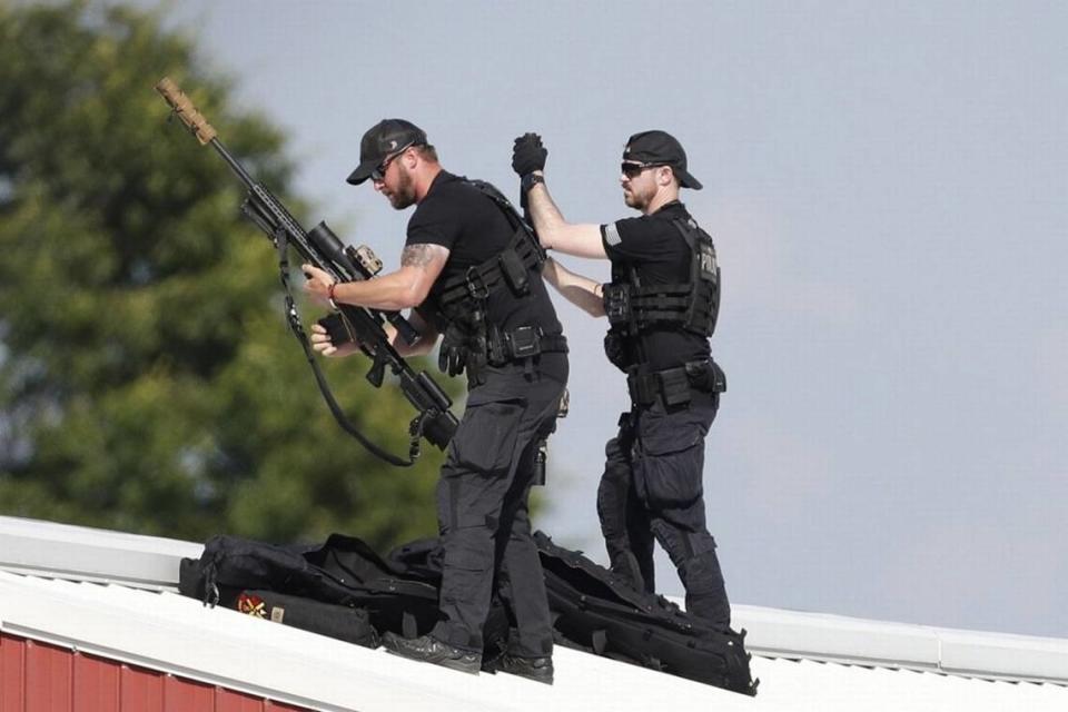 Francotiradores de las fuerzas del orden se instalan antes de la llegada del expresidente Trump en una azotea con vistas a un mitin de campaña en el Butler Farm Show Inc., en Butler, Pennsylvania, el sábado. Durante el mitin de campaña, el Servicio Secreto sacó a Trump del escenario tras un tiroteo. Un hombre que asistía al mitin recibió un disparo mortal.