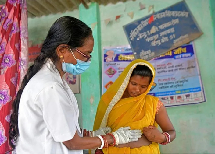 In this photograph taken on April 28, 2023, an Auxiliary Nurse Midwife (ANM) health worker examines a pregnant woman at a state-run rural health centre at a village in Darbhanga district of India&#39;s Bihar state. - India&#39;s overall birthrate has fallen in tandem with its rising economy, but poverty, illiteracy and a deep-rooted bias for male children has left Bihar a national outlier