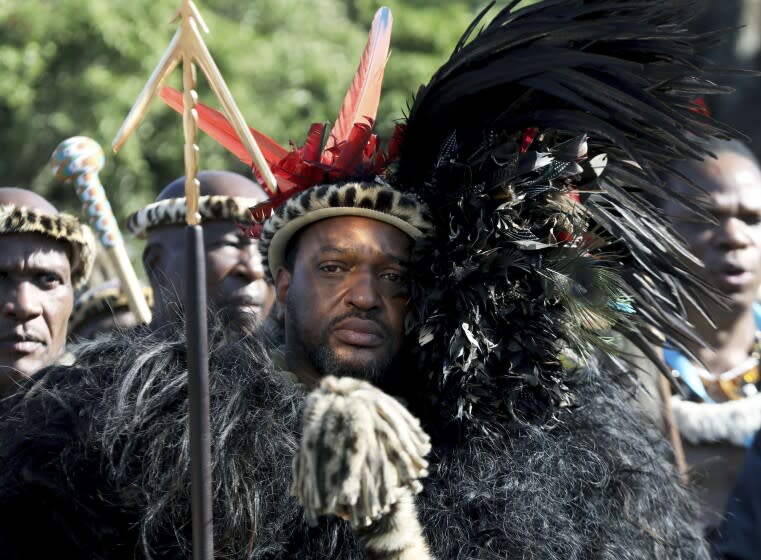 El rey de la nación zulú de Sudáfrica, Misuzulu KaZweilithini, durante su coronación en el Palacio Real en Nongoma, Sudáfrica, el sábado 20 de agosto de 2022. (AP Foto)