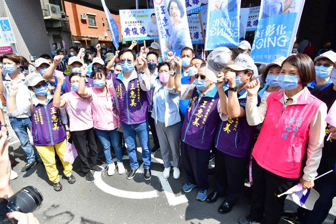 彰化縣長王惠美31日上午在13個醫事團體與青農等同下到彰化縣選委會完成登記。（吳敏菁攝）