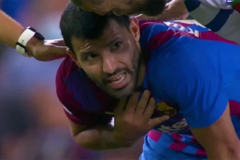 Un instante de enorme preocupación: el Kun Agüero se toma el pecho en el partido entre Barcelona y Alavés; el club catalán le hará un tratamiento para ver su evolución