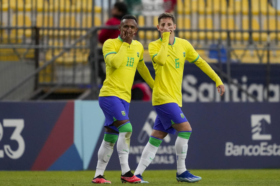 Los brasileños Marcus Oliveira y Patryck Dos Reis celebran luego del autogol de Antonio Leone durante la semifinal del fútbol varonil de los Juegos Panamericanos en Viña del Mar, Chile, miércoles, noviembre 1, 2023. (AP Foto/Moisés Castillo)