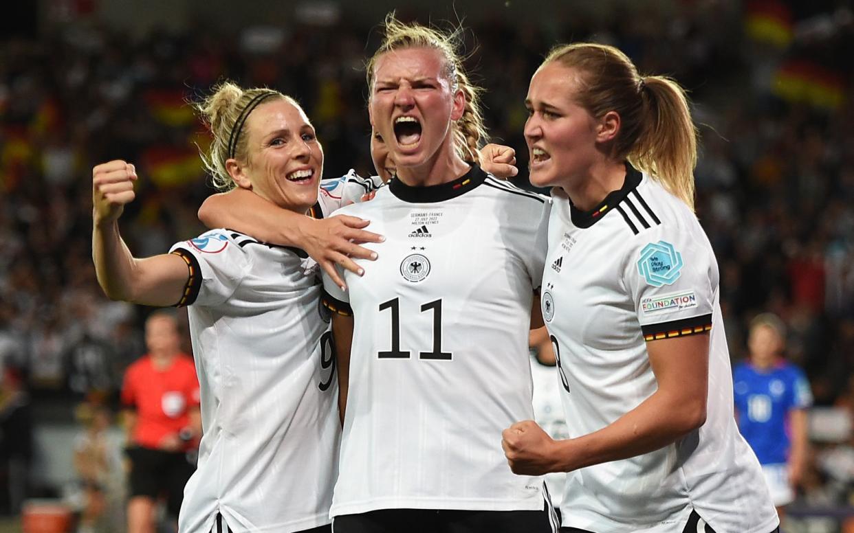 Kapitänin Alexandra Popp (Mitte, mit Svenja Huth, links, und Sydney Lohmann) soll Deutschland auch bei der WM anführen. (Bild: Getty Images / Harriet Lander)
