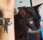 <p>Diese Tierliebhaberin wollte ihre Katze für immer auf der Haut verewigt haben. Während der Stubentiger auf diesem Foto eigentlich recht zahm wirkt, sieht die Realität offensichtlich anders aus. Denn das Tattoo zeigt eine ganz andere Seite der Katze – und so lautete der Gedanke hinter dem Körperschmuck ganz offensichtlich: „Ich lasse mir meine Katze in ihrer üblichen Stimmung auf meinen Arm tätowieren.“ (Screenshot: Instagram / malfeitona) </p>