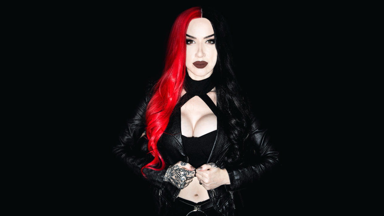  Ash Costello. 