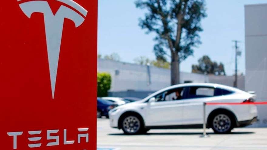 Tesla también produce autos, camiones y hasta robots humanoides