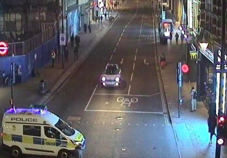 <em>Police closed Oxford Street after a man was stabbed on Sunday night (Twitter/@TfLTrafficNews)</em>