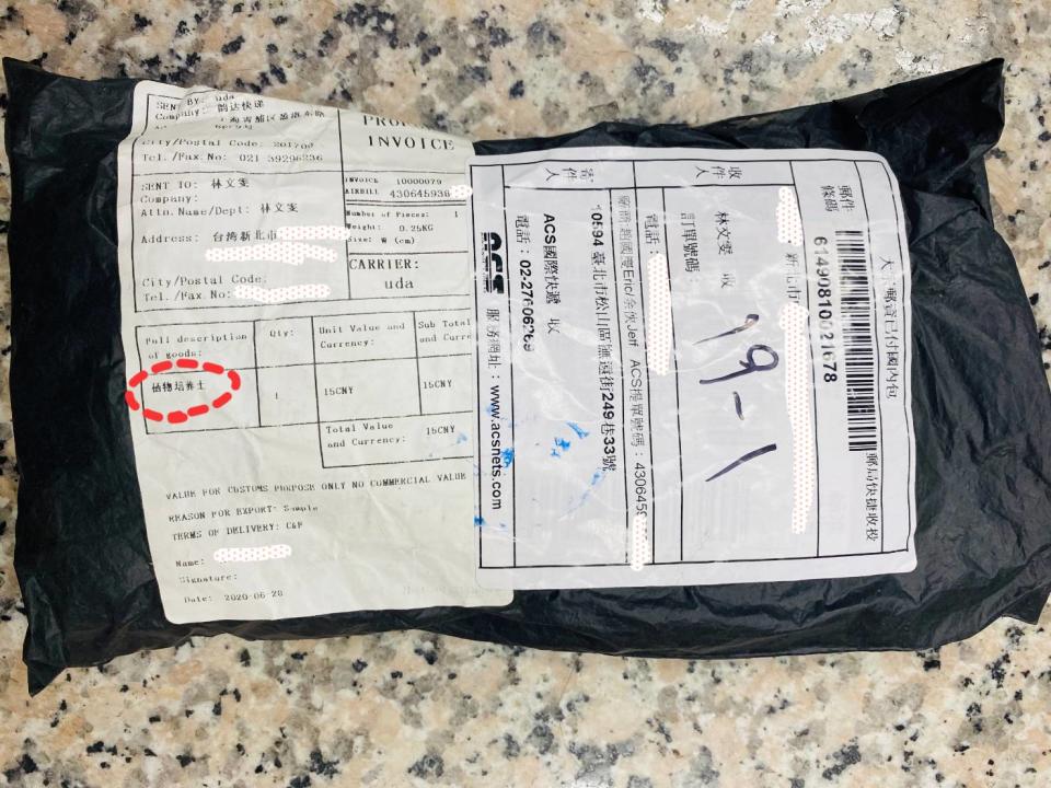 網友收到來自中國的奇怪包裹。   圖：翻攝自林文雯臉書