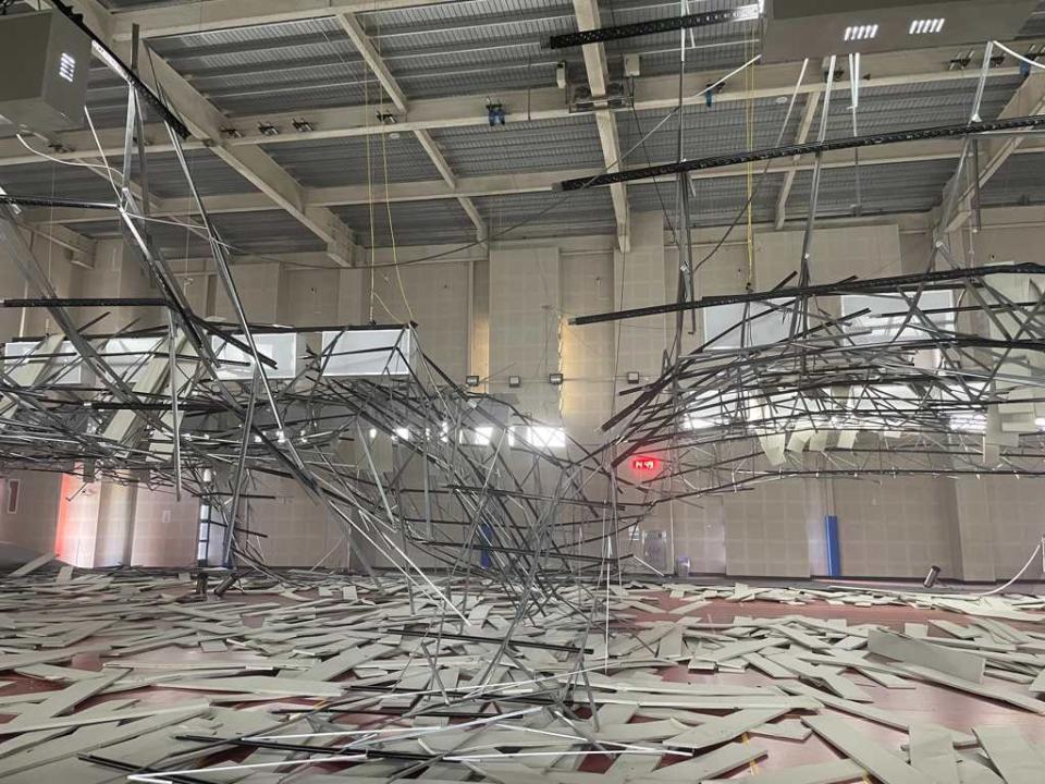 桃園市八德國民運動中心羽球場天花板被地震震垮，被指有工程貓膩。（圖／翻攝自記憶八德）