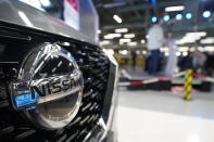 <p>Nissan está concentrada en impulsar la electrificación hacia la neutralidad de carbono, desarrollar servicios de movilidad para la creación de valor, expandir la utilización de la Inteligencia Artificial y usar tecnologías de producción innovadoras para los vehículos del futuro.</p> <p>A pesar de que el mercado hispano está interesado en la innovación, la firma retrocedió al quinto lugar entre las marcas preferidas por los hispanos. Los expertos señalan que los latinos representan el 21,9% aunque su desembolso en publicidad a ese mercado a penas alcanza el 8,7%,</p> <p>Hace algunos anos, Nissan a los minoristas más exitosos de México a abrir concesionarios en las principales ciudades de los Estados Unidos para mejorar los lazos de la marca con los consumidores hispanos. Fue un exitoso esfuerzo temporal que no puedo sostenerse en el tiempo.</p> <p><strong>(Owen Humphreys/PA Images via Getty Images)</strong></p> 