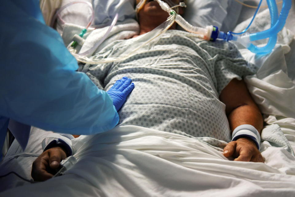 Una enfermera atiende a un paciente grave de covid-19 en el hospital United Memorial Medical Center en Houston, Texas. (Reuters)