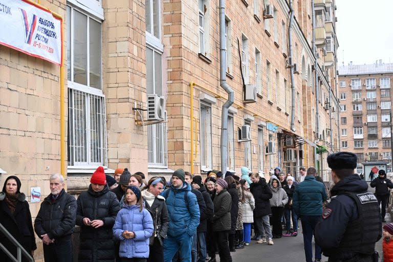 La oposición rusa ha pedido a la gente que se dirija a los colegios electorales al mediodía del domingo en protesta porque la votación se lleva a cabo el último día de una elección presidencial que seguramente extenderá el gobierno del presidente Vladimir Putin después de que éste reprimiera la disidencia.