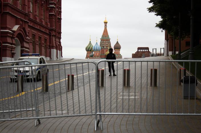 A police officer stands on guard at the closed Red Square in Moscow on the morning of June 24, 2023, as Wagner mercenaries advanced toward the city. <a href="https://www.gettyimages.com/detail/news-photo/policeman-stands-on-guard-at-the-closed-red-square-in-news-photo/1259028683?adppopup=true" rel="nofollow noopener" target="_blank" data-ylk="slk:Vlad Karkov/SOPA Images/LightRocket via Getty Images;elm:context_link;itc:0" class="link ">Vlad Karkov/SOPA Images/LightRocket via Getty Images</a>