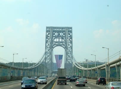 800px-George_Washington_Bridge_with_flag