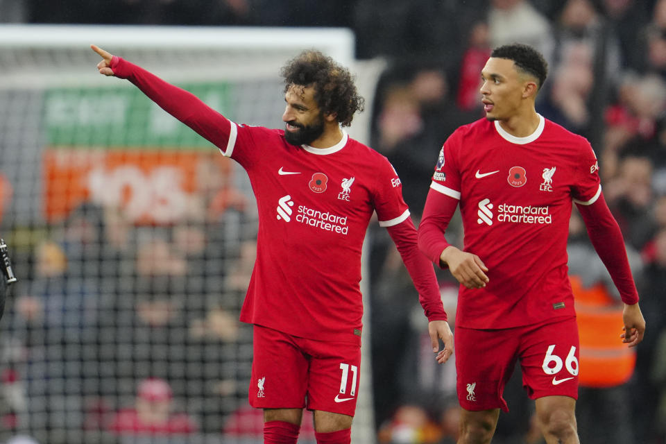 Mohamed Salah del Liverpool celebra con su compañero Trent Alexander-Arnold tras anotar el segundo de su equipo en el encuentro ante el Brentford en Anfield el domingo 12 de noviembre del 2023. (AP Foto/Jon Super)