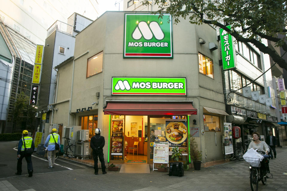 日本速食連鎖品牌摩斯漢堡也宣佈本月將上調餐廳內多種商品價格，部分商品增幅達 16%。