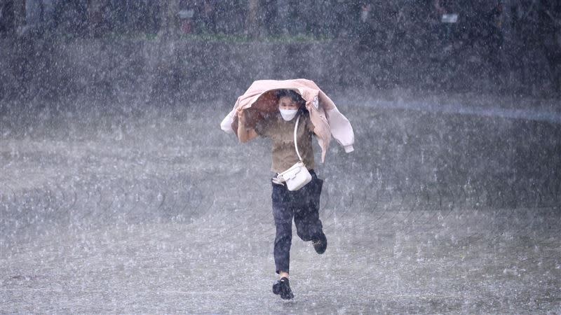 今外出務必記得攜帶雨具。（圖／記者鄭孟晃攝影）