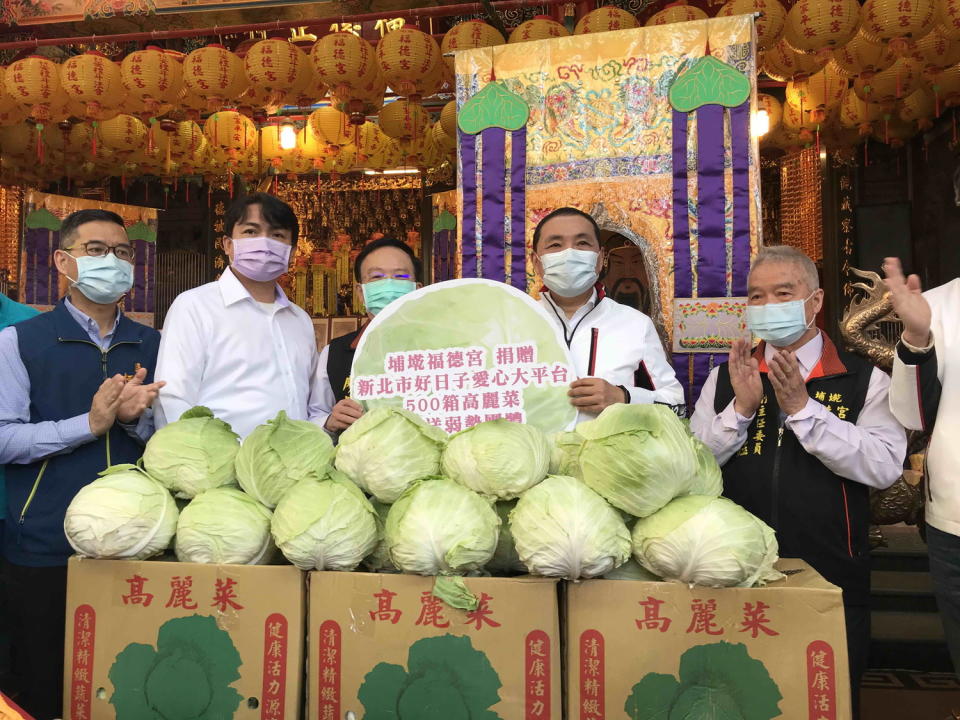 福德正神聖，誕埔墘福德宮認購高麗菜500箱助弱勢。   圖：新北市民政局提供