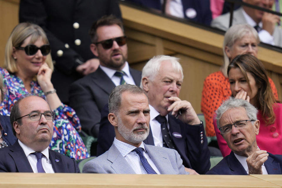 El rey Felipe de España en el palco real de la cancha central para la final de individuales masculinos entre el español Carlos Alcaraz y el serbio Novak Djokovic en el día catorce del campeonato de tenis de Wimbledon en Londres, el domingo 16 de julio de 2023. (Foto AP /Kirsty Wigglesworth)