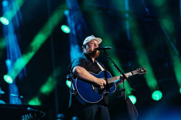 Lightning halts Luke Combs Charlotte concert at Bank of America Stadium