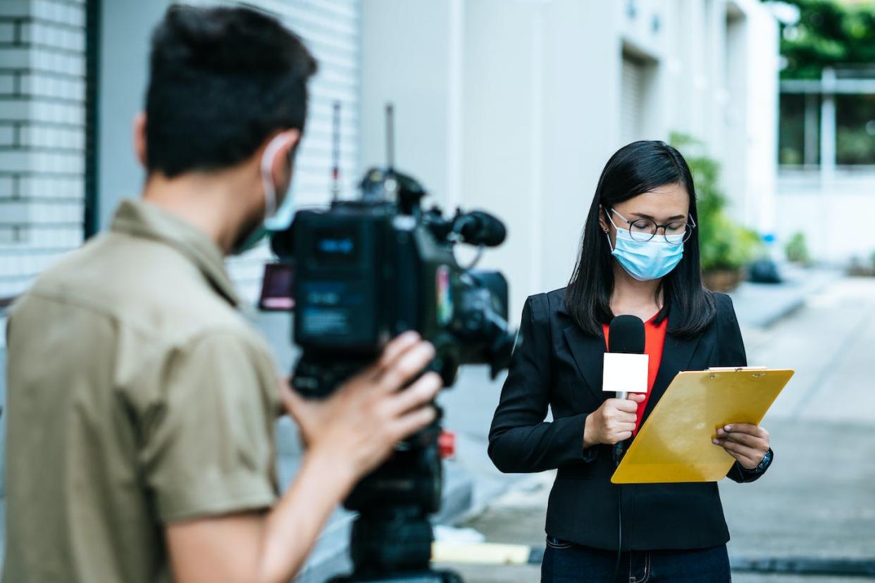 <a href="https://www.shutterstock.com/es/image-photo/reporter-woman-holding-microphone-reporting-news-1779653231" rel="nofollow noopener" target="_blank" data-ylk="slk:Shutterstock / 2p2play;elm:context_link;itc:0;sec:content-canvas" class="link ">Shutterstock / 2p2play</a>