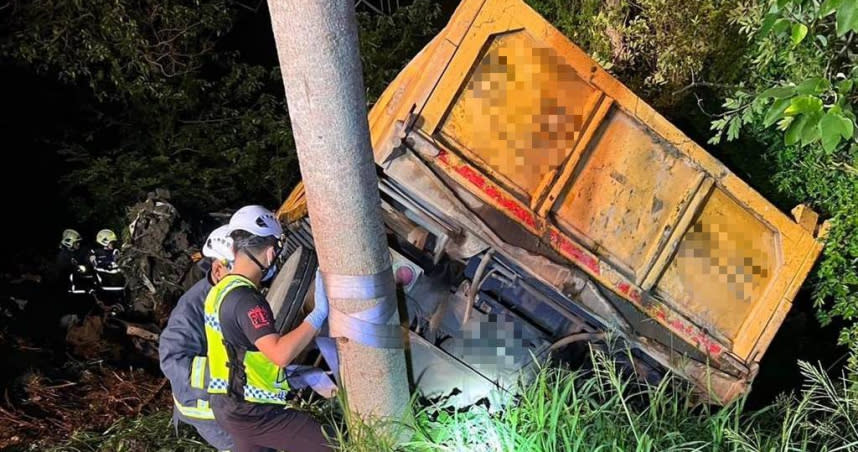 國3苗栗縣大山交流道發生砂石車失控自撞身亡。（圖／讀者提供、謝明俊苗栗傳真）