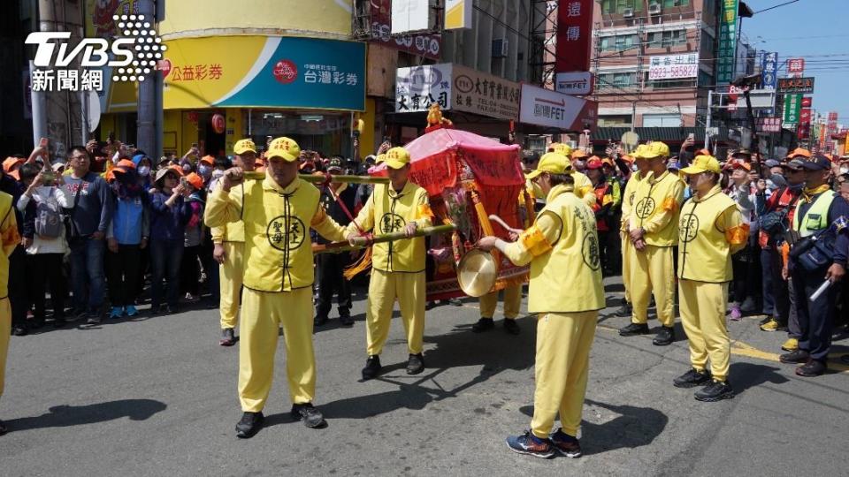 連外國人也好奇白沙屯媽祖是如何決定路線。 （圖／胡瑞麒攝）