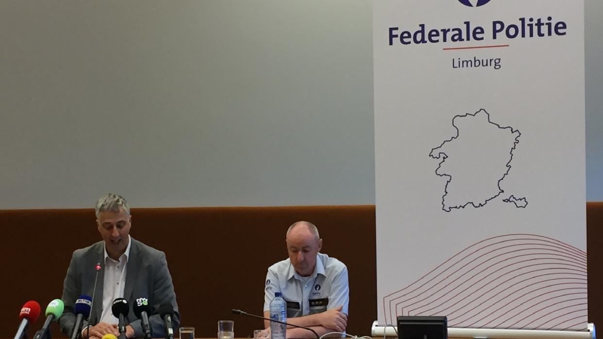 Staatsanwalt Guido Vermeiren (l) und Kris Vandepaer von der föderalen Kriminalpolizei Limburg, bei einer Pressekonferenz der Staatsanwaltschaft Hasselt zu der Entführung eines 13-jährigen Jungen.