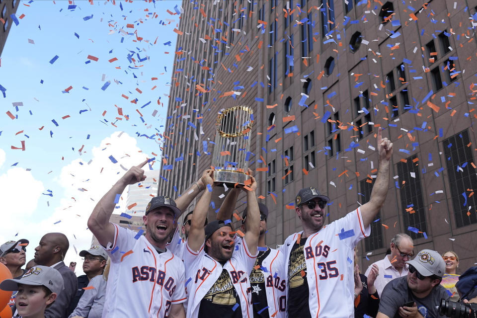 Jugadores de los Astros de Houston celebran con el trofeo de campeón de Grandes Ligas, durante el desfile por las calles de la ciudad, después de ganar la Serie Mundial. El desfile se celebró el lunes 7 de noviembre de 2022, en Houston. (AP Photo/David J. Phillip)