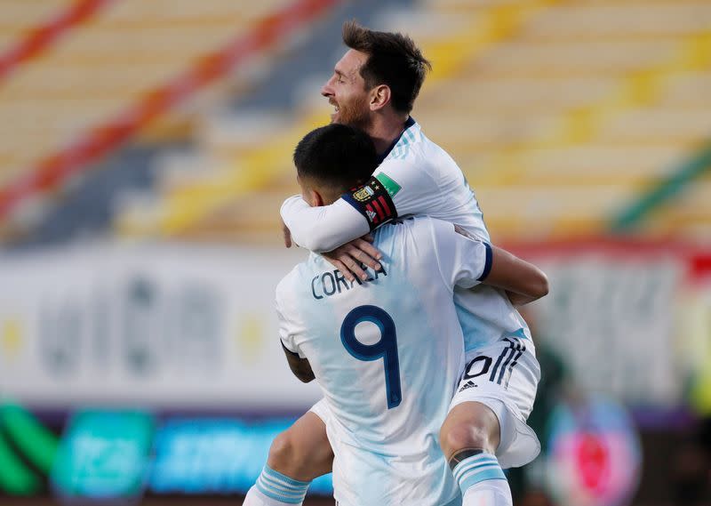 Foto del martes de Joaquin Correa celebrando con Lionel Messi tras marcar el segundo gol de Argentina ante Bolivia