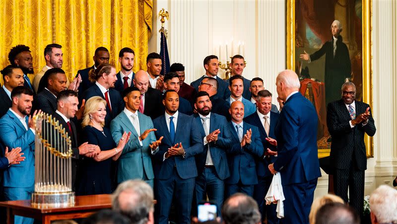 去年世界大賽冠軍太空人隊造訪白宮，與美國總統拜登話家常。（圖／翻攝自太空人隊官方推特）