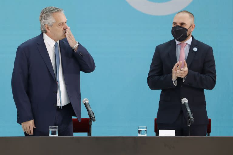 El presidente Alberto Fernandez encabezo en el Museo del Bicentenario de Casa Rosada, junto al ministro de economia, Martin Guzman, un acto sobre politicas para apuntalar el desarrollo del sector hidrocarburifero del que participaron gobernadores, gremios, empresarios y dirigentes de la industria energetica.