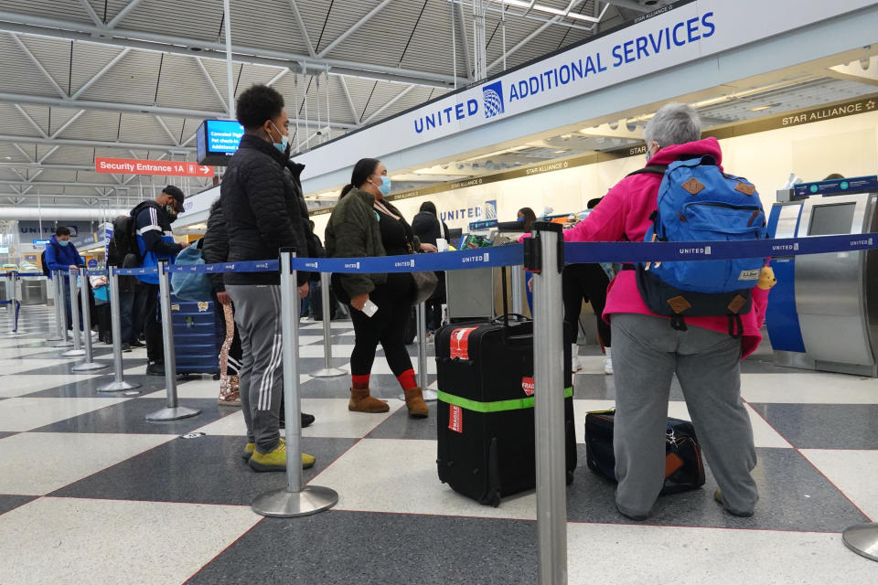 Los viajeros llegan para vuelos al Aeropuerto Internacional O'Hare el 16 de marzo de 2021 en Chicago, Illinois. El 12 de marzo, la TSA examinó a más de 1,3 millones de viajeros, el número más alto desde el inicio de la pandemia.