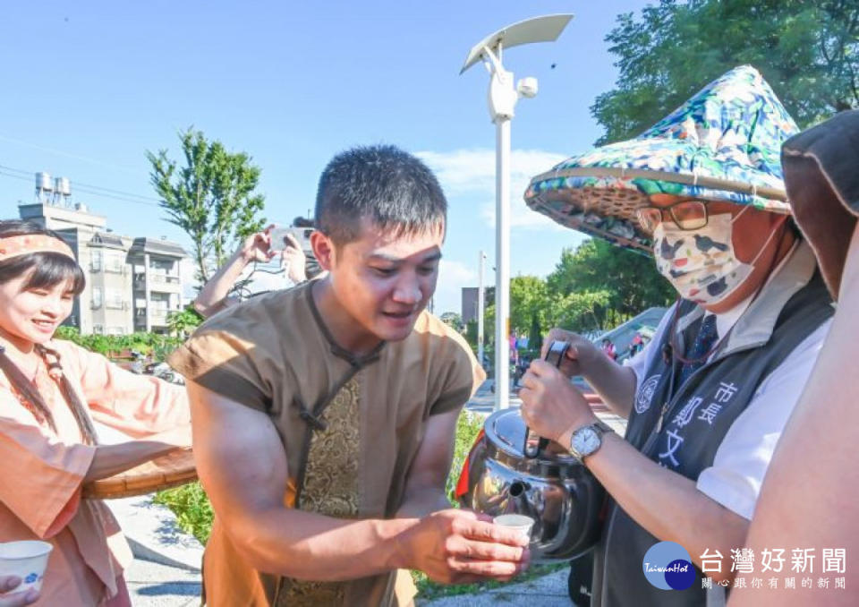 鄭市長化身前人時代的村長奉茶給辛苦開鑿的村民們，帶領大夥兒飲水思源，認識埤塘人文風土。<br /><br />
