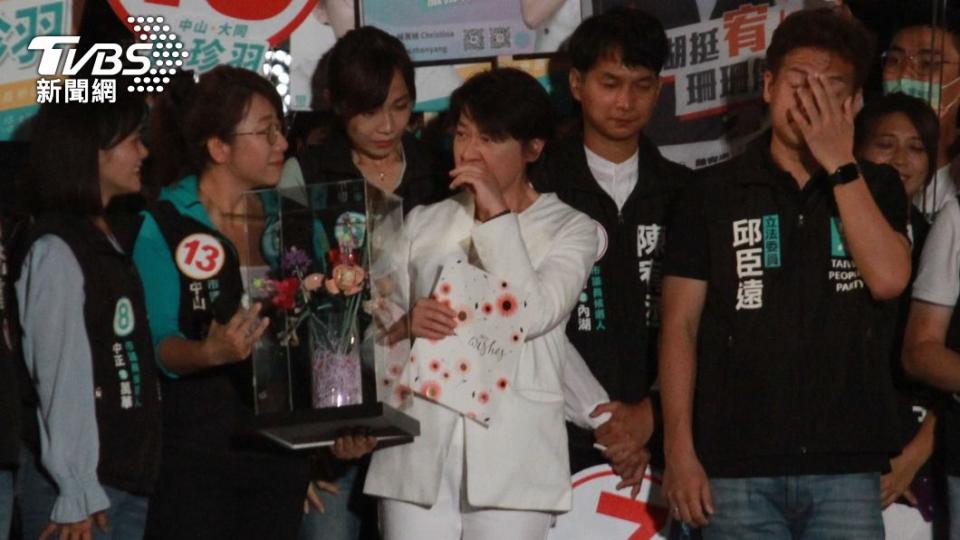 無黨籍台北市長候選人黃珊珊看完兒子拍攝的影片落下眼淚。（圖／方炳超攝）