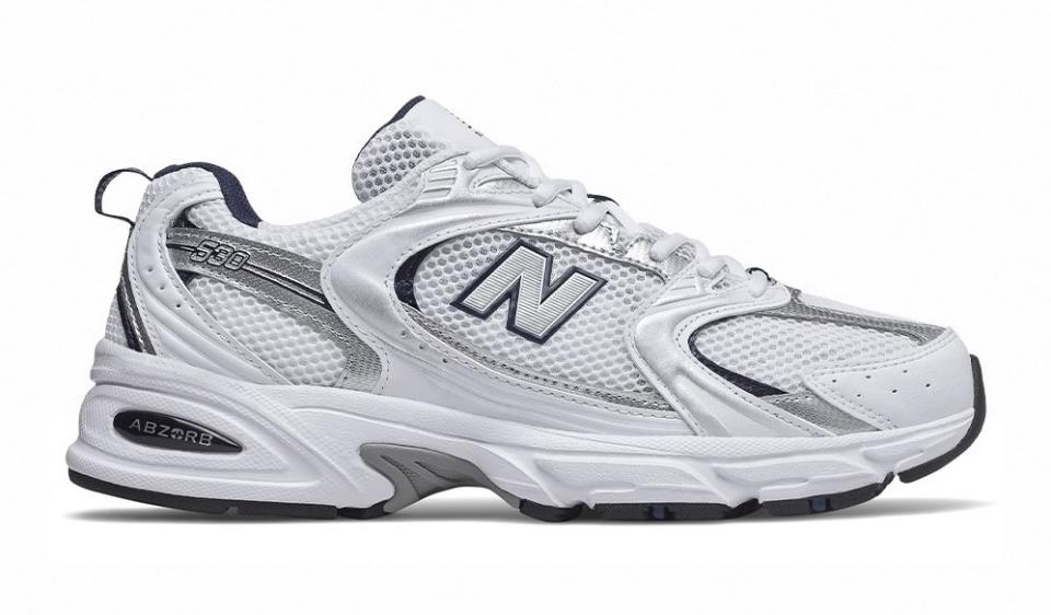 New Balance復古運動鞋MR530白銀，原價2,980元，活動價2,211元。（圖/New Balance）