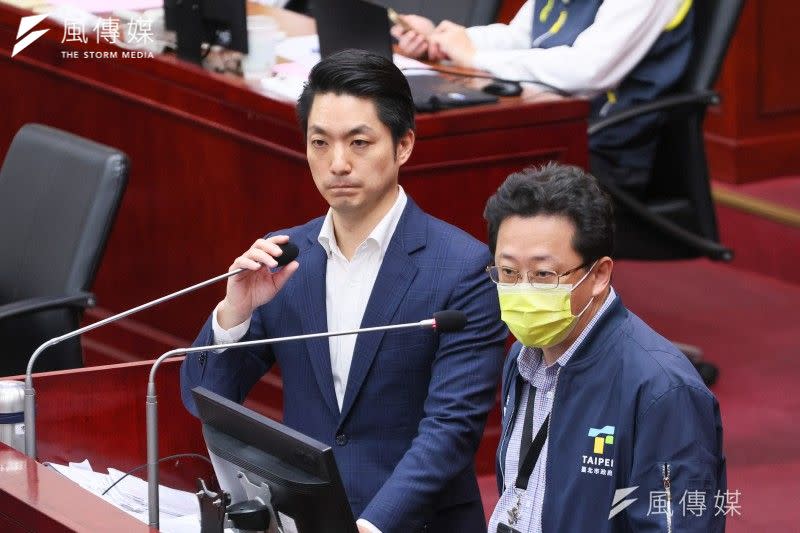 <cite>台北市長蔣萬安（左）、衛生局長陳彥元（右）11日赴北市議會，就「出養童遭居托人員虐待案檢討及策進作為、寶林茶室中毒事件及近期相關食安事件」專案報告。（顏麟宇攝）</cite>