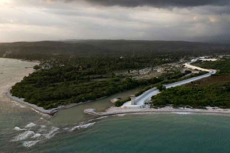 Vue aérienne du mur frontalier construit entre la République dominicaine et Haïti, le 15 mai 2024 à Pedernales (Federico PARRA)