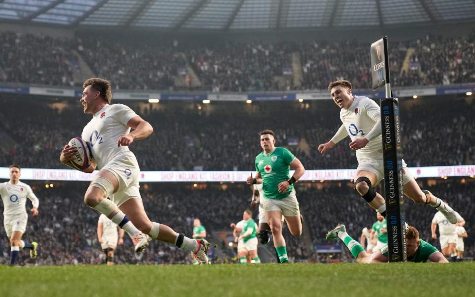 George Furbank crosses the line to score a try against Ireland at Twickenham stadium