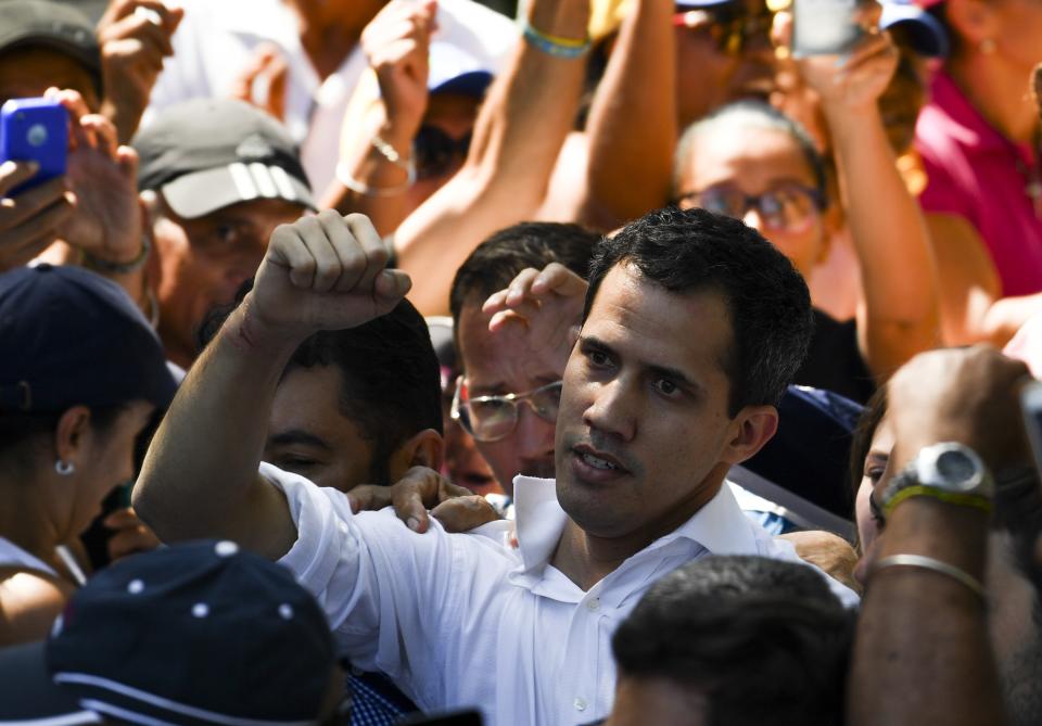  Juan Guaidó saluda a algunos de sus seguidores (AFP | Yuri Cortez)