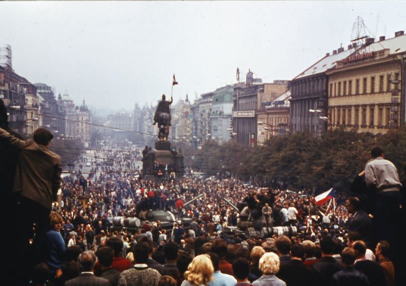 Miles de manifestantes se congregan en la plaza Wasceslas en el centro de Praga, Checoslovaquia, agosto de 1968.