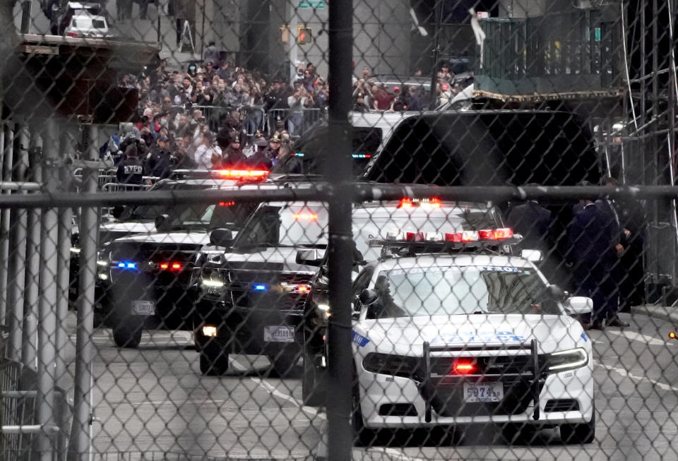 The former president's motorcade waits near the courthouse.