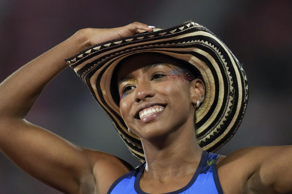 La colombiana Natalia Linares celebra tras ganar el salto largo del atletismo de los Juegos Panamericanos en Santiago, Chile, el lunes 30 de octubre de 2023. (AP Foto/Esteban Félix)